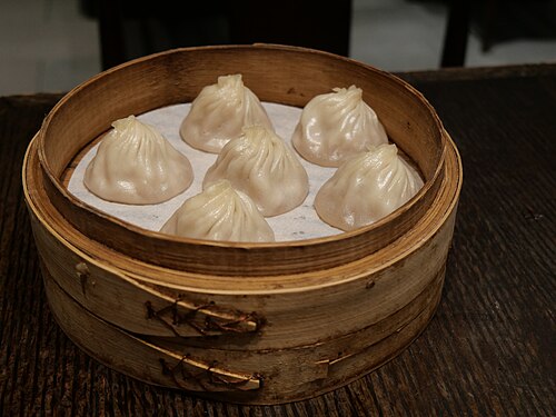 Eat xiaolongbao