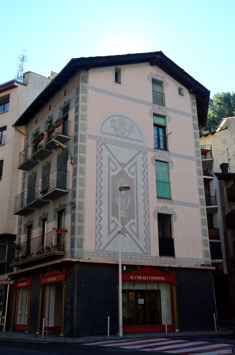 Shop and eat on Avinguda Carlemany