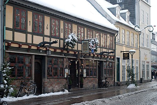 Wander the old quarter
