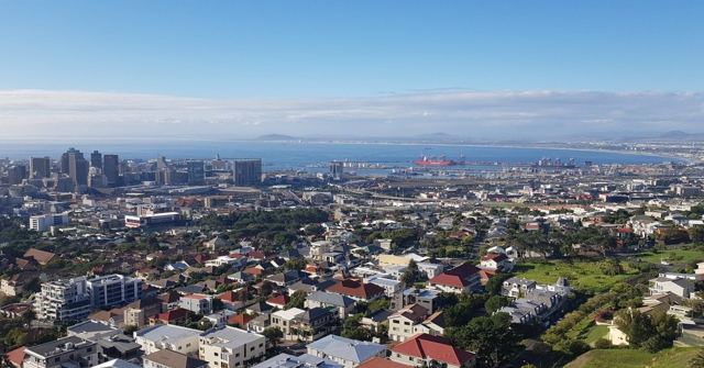 A view over Cape Town's houses and city centre towards the harbour and sea.